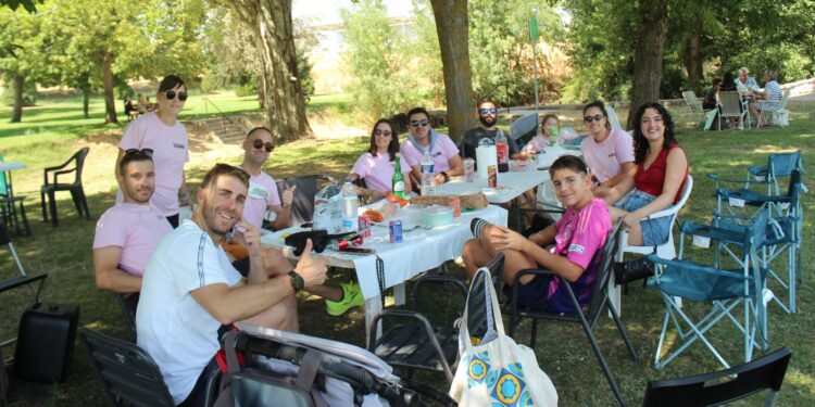 Los vecinos degustan los 1.200 huevos fritos con chorizo y patatas en la jornada de convivencia para celebrar ‘San Roquito’