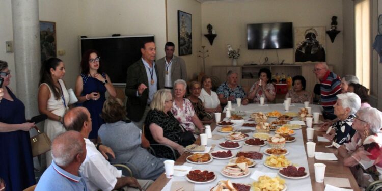 Los mayores de Carbajosa disfrutan de su tradicional convite de fiestas