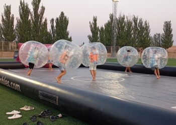 Los jóvenes inician la diversión de la Semana de la Juventud con la piscina nocturna y el fútbol burbuja