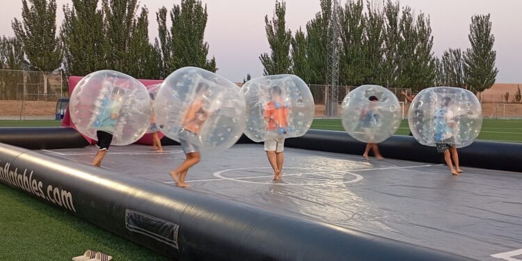 Los jóvenes inician la diversión de la Semana de la Juventud con la piscina nocturna y el fútbol burbuja