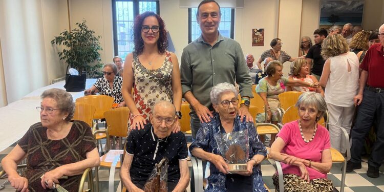 Carbajosa homenajea a sus vecinos más mayores y disfrutan del guateque fin de fiestas