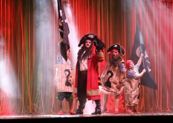 Los espectáculos musicales y de humor siguen llenando las noches de verano en Carbajosa