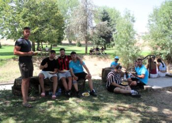 Carbajosa degusta 1.100 raciones de paella solidaria en el Prado de la Vega