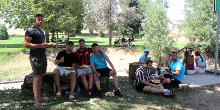 Carbajosa degusta 1.100 raciones de paella solidaria en el Prado de la Vega