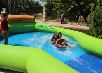 Los hinchables de agua acaparan la atención de niños y papás para refrescarse en el fin de fiestas