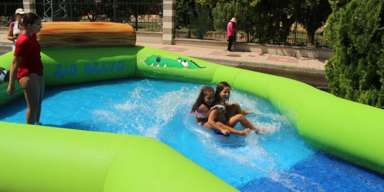 Los hinchables de agua acaparan la atención de niños y papás para refrescarse en el fin de fiestas