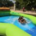 Los hinchables de agua acaparan la atención de niños y papás para refrescarse en el fin de fiestas