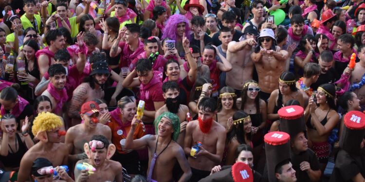 El protagonismo de las peñas, verbenas, festejos taurinos, comidas y juegos infantiles llenarán los seis días de las Fiestas de San Roque en Carbajosa
