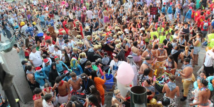 Las peñas marcan el ritmo en el estallido de las Fiestas de San Roque en Carbajosa