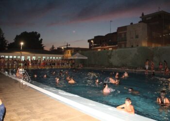 La piscina nocturna y la V Carrera de Autos Locos,  atractivos de la Semana de la Juventud de Carbajosa que comienza mañana