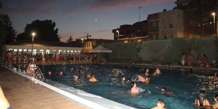 La piscina nocturna y la V Carrera de Autos Locos,  atractivos de la Semana de la Juventud de Carbajosa que comienza mañana