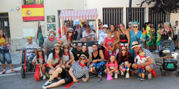 Las peñas de Castellanos reúnen a los países del mundo para llenar de color y diversión el inicio de las fiestas