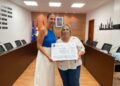Castellanos entrega los 3.766€ de la paella solidaria de las fiestas a la asociación ASCBYC