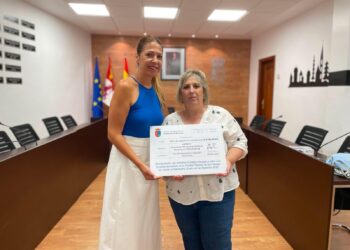 Castellanos entrega los 3.766€ de la paella solidaria de las fiestas a la asociación ASCBYC