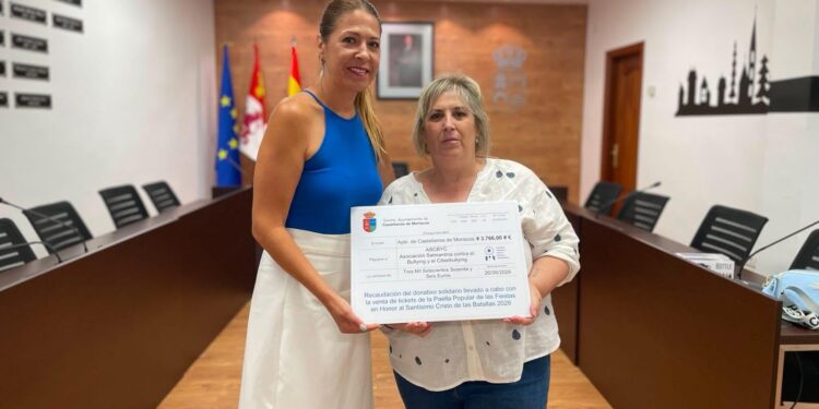 Castellanos entrega los 3.766€ de la paella solidaria de las fiestas a la asociación ASCBYC