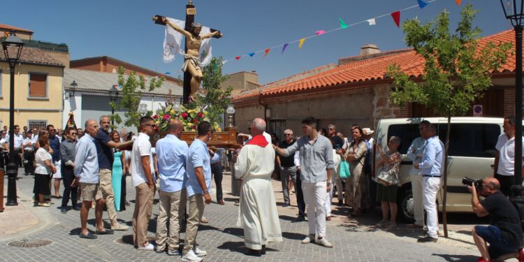 La procesión del Cristo de las Batallas y el convite popular despiden las fiestas de Castellanos