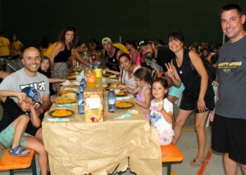 Los vecinos agotan las 1.200 raciones de la paella festiva en Doñinos