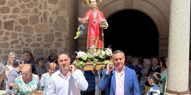 La procesión de San Esteban despide el fin de semana festivo