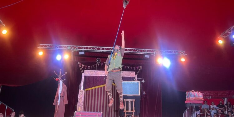 Magia, humor y malabarismo suben al escenario en la segunda función de Volatiritormes