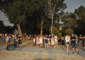 La Isla del Soto reúne a miles de personas para vivir el eclipse solar