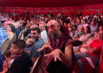 Volatiritormes levanta el telón en Santa Marta con lleno absoluto para disfrutar del espectáculo de humor, magia y funambulismo