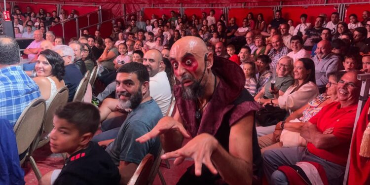 Volatiritormes levanta el telón en Santa Marta con lleno absoluto para disfrutar del espectáculo de humor, magia y funambulismo