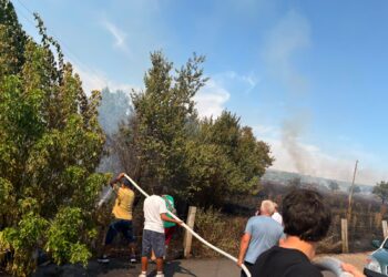 Un incendio alcanza una vivienda deshabitada y amenaza varias casas en Santa Marta de Tormes