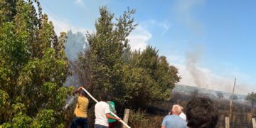 Un incendio alcanza una vivienda deshabitada y amenaza varias casas en Santa Marta de Tormes