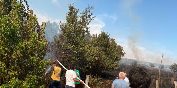 Un incendio alcanza una vivienda deshabitada y amenaza varias casas en Santa Marta de Tormes