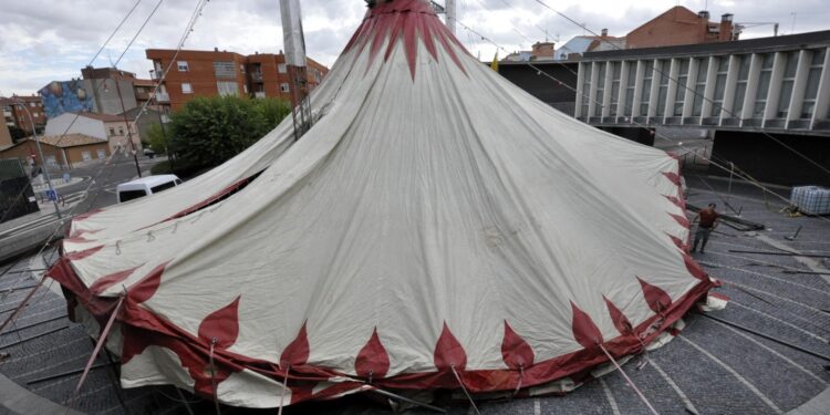 Santa Marta empieza a transformarse en escenario circense con la instalación de la carpa de ‘Volatiritormes’