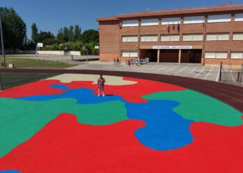 La pista de atletismo del colegio Miguel Hernández luce un gran mural decorativo de 800 m2