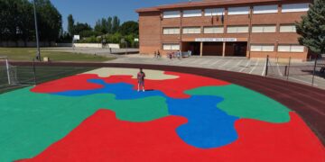 La pista de atletismo del colegio Miguel Hernández luce un gran mural decorativo de 800 m2