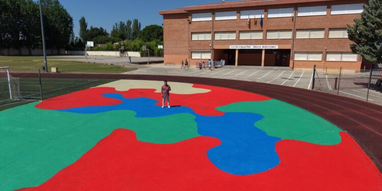 La pista de atletismo del colegio Miguel Hernández luce un gran mural decorativo de 800 m2