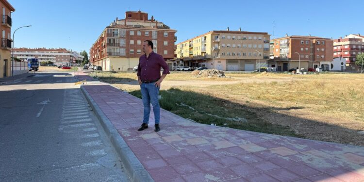 El nuevo acerado mejora la accesibilidad y la seguridad vial de los peatones en la calle Juan XXIII