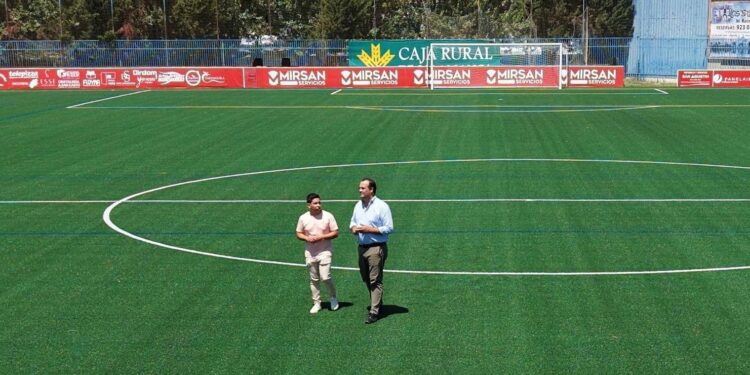 Una inversión de casi 250.000€ permite al campo de fútbol Alfonso San Casto estrenar césped artificial