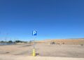 Villamayor completa el acerado para delimitar el nuevo aparcamiento en la zona deportiva de El Salinar
