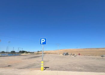 Villamayor completa el acerado para delimitar el nuevo aparcamiento en la zona deportiva de El Salinar