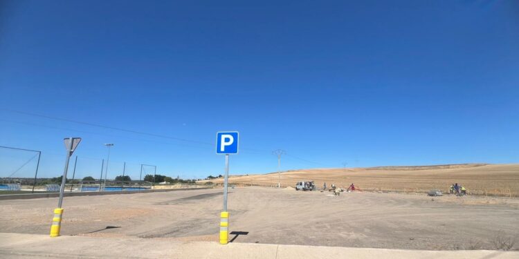 Villamayor completa el acerado para delimitar el nuevo aparcamiento en la zona deportiva de El Salinar