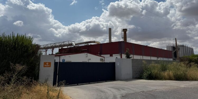 La Junta se compromete a solucionar las irregularidades de la fábrica de grasas y da un plazo máximo de 3 meses para que los vecinos vivan sin malos olores