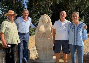 El arte de la piedra de Villamayor vuelve a Mozodiel de Sanchíñigo con la escultura ‘La mujer elige’