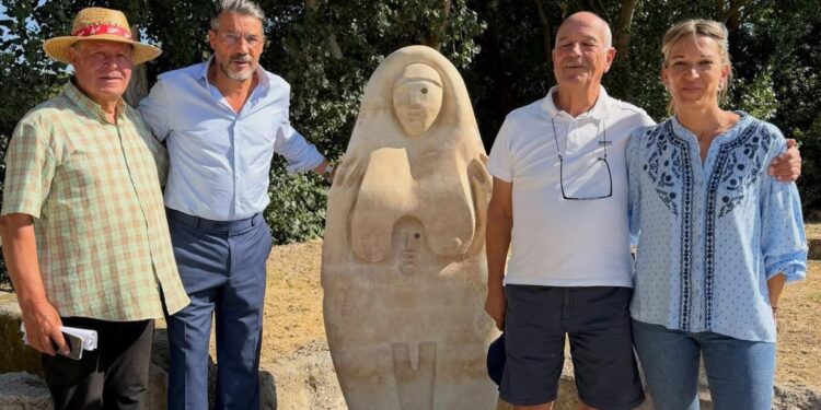 El arte de la piedra de Villamayor vuelve a Mozodiel de Sanchíñigo con la escultura ‘La mujer elige’