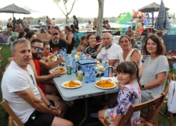 Paella festiva en las piscinas de Villamayor para 350 comensales