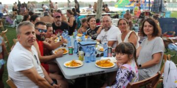 Paella festiva en las piscinas de Villamayor para 350 comensales