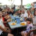 Paella festiva en las piscinas de Villamayor para 350 comensales