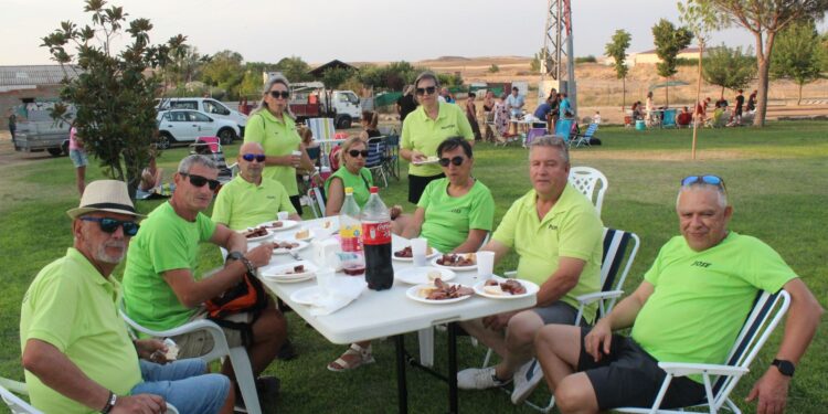 Los 500 kilos de carne asada de la parrillada de las peñas ponen sabor a las Fiestas de Verano