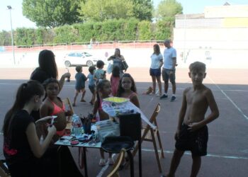 El taller de pintacaras y tatoos inicia las actividades culturales y festivas en Villamayor