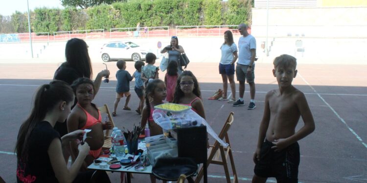El taller de pintacaras y tatoos inicia las actividades culturales y festivas en Villamayor
