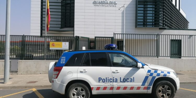 La Policía Local de Villamayor detiene a un hombre tras robar un portátil de un vehículo