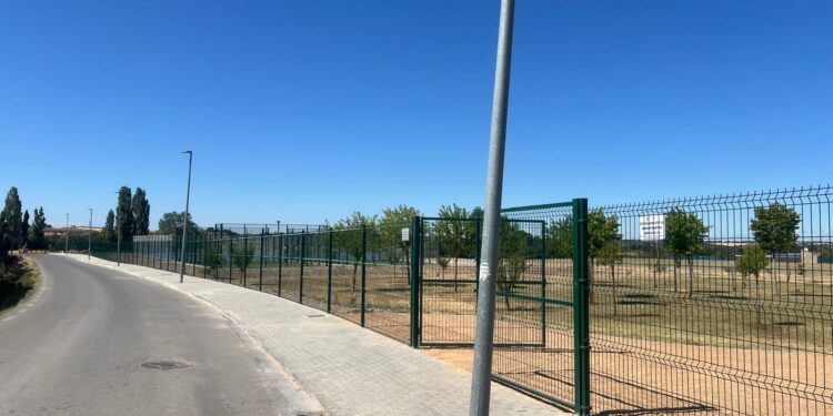 Las nuevas pistas deportivas de El Salinar ya están abiertas al público tras la instalación del vallado perimetral