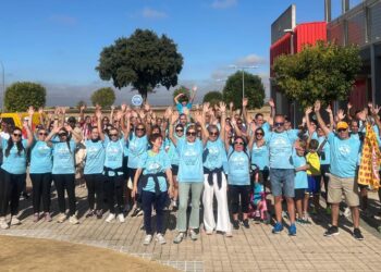 Más de cien vecinos de Villares recorren 7 kilómetros solidarios para luchar contra el cáncer infantil